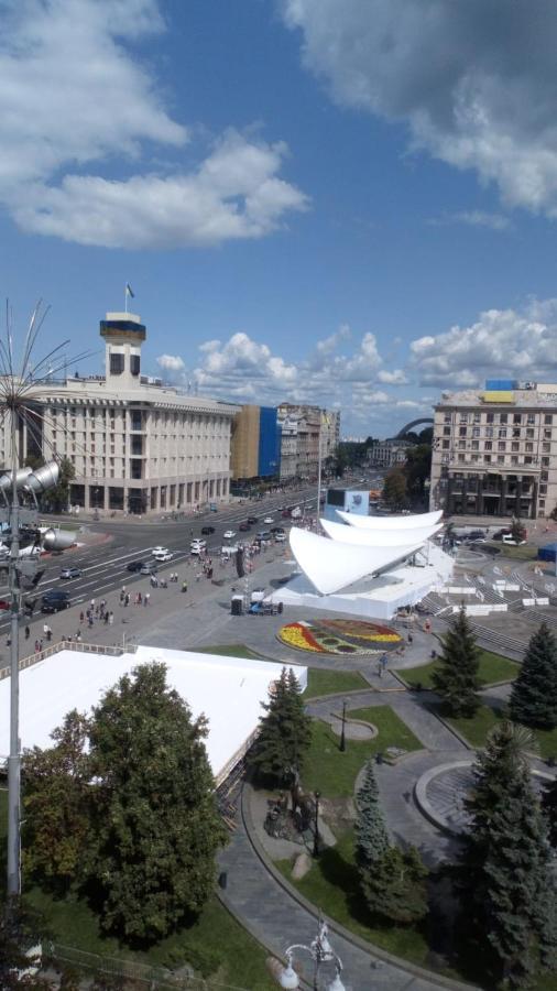 Independence Square - Khreschatyk. View On Independence Sq. Fountains Kyiv Exterior photo