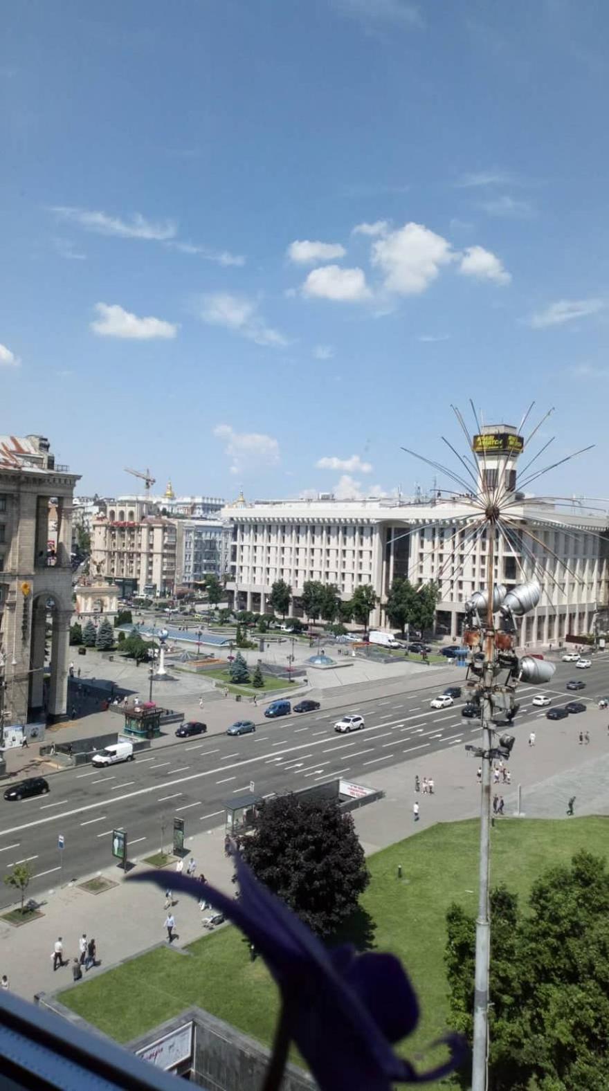 Independence Square - Khreschatyk. View On Independence Sq. Fountains Kyiv Exterior photo