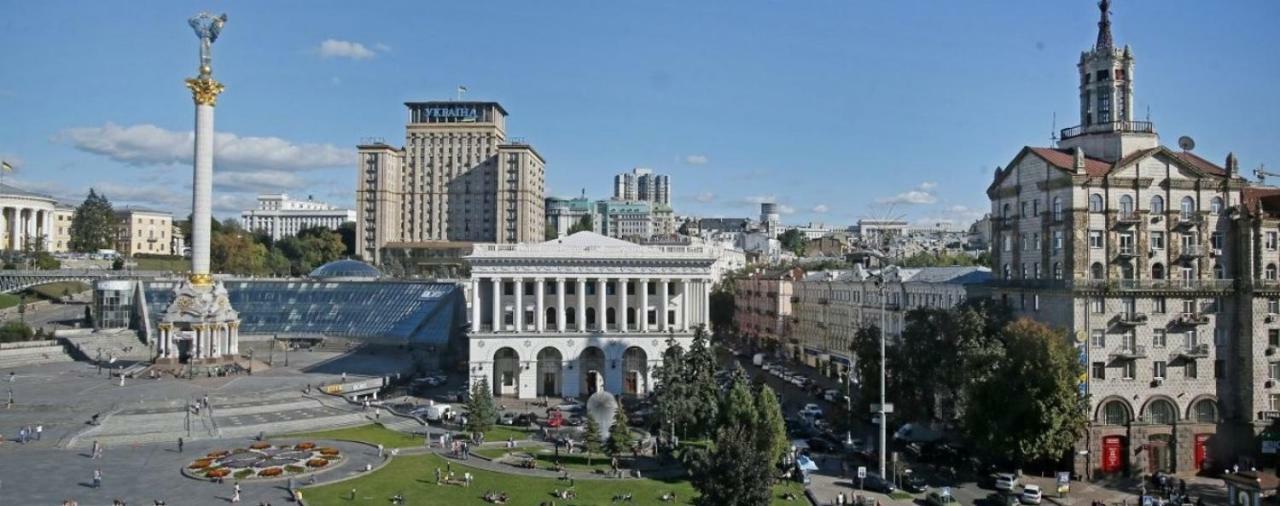 Independence Square - Khreschatyk. View On Independence Sq. Fountains Kyiv Exterior photo