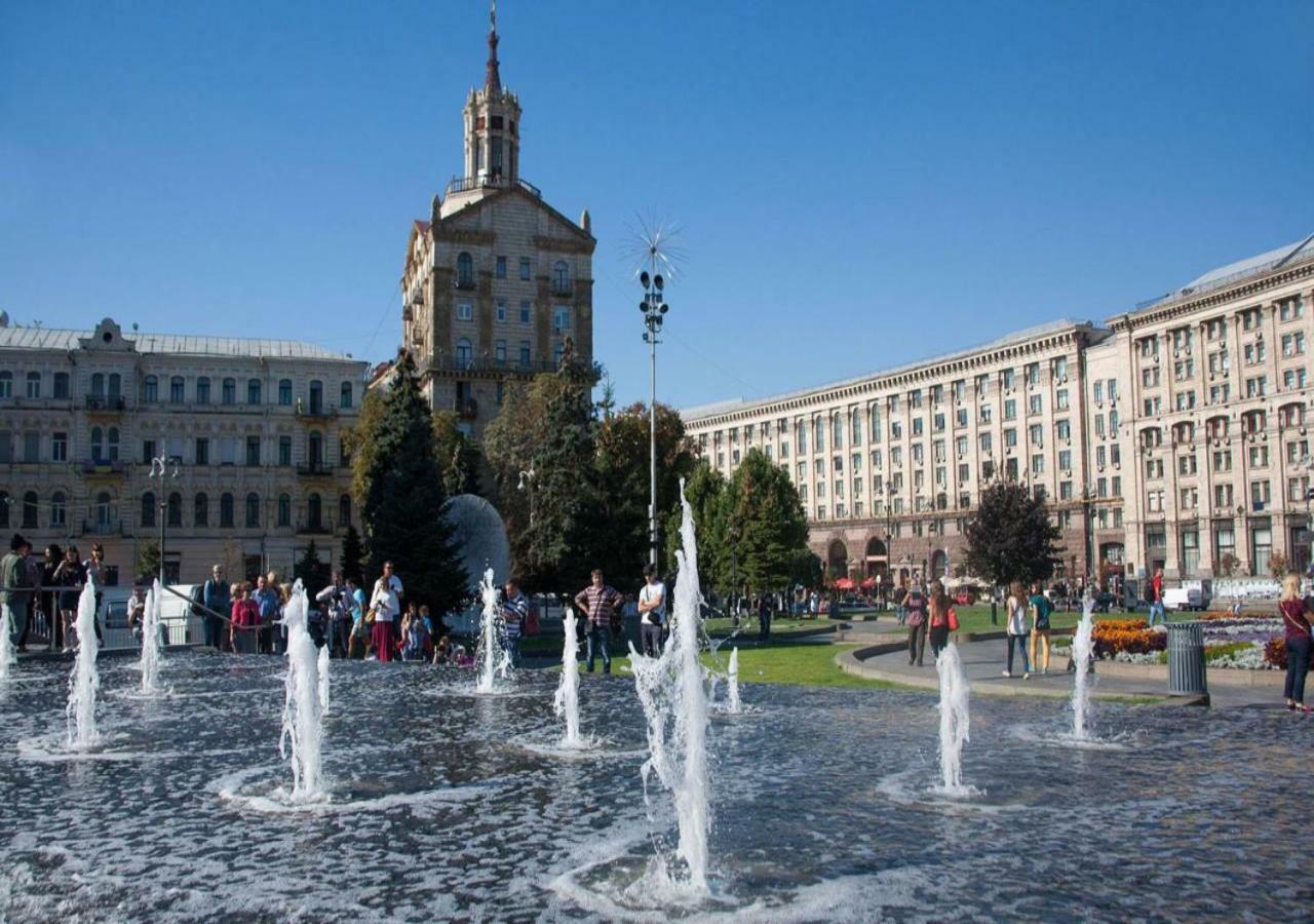 Independence Square - Khreschatyk. View On Independence Sq. Fountains Kyiv Exterior photo